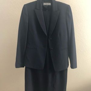 Women’s Tahari two piece suit